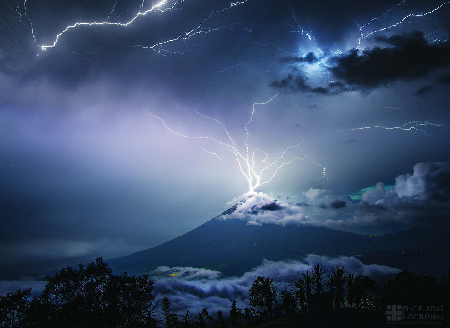 LightningVolcano_Montufar_1440.jpg