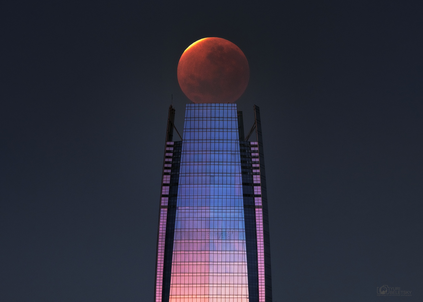 LunarEclipseBuilding_Beletsky_1400.jpg