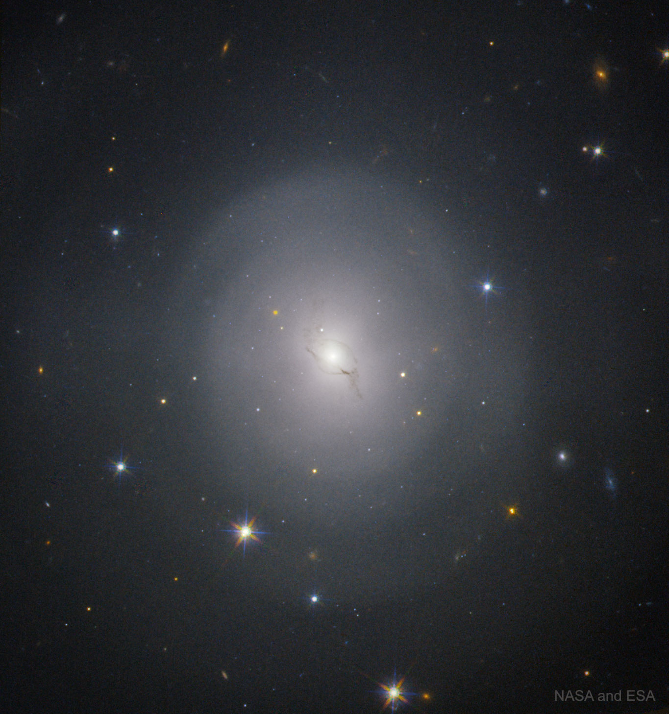 NGC4993_Hubble_1365.jpg